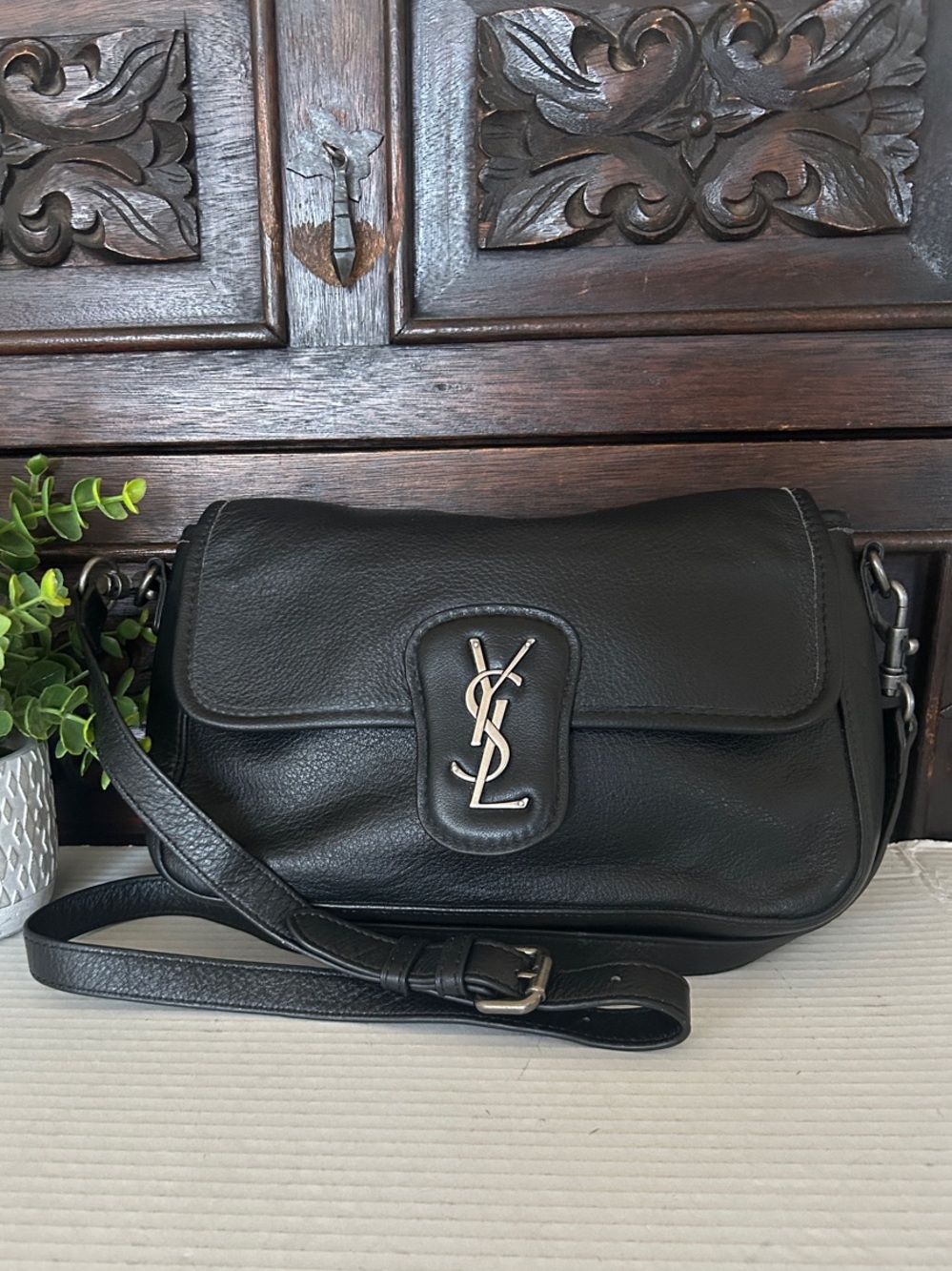 Beautiful Black Pebbled Leather Crossbody with Silver Logo - Picture 3 of 15